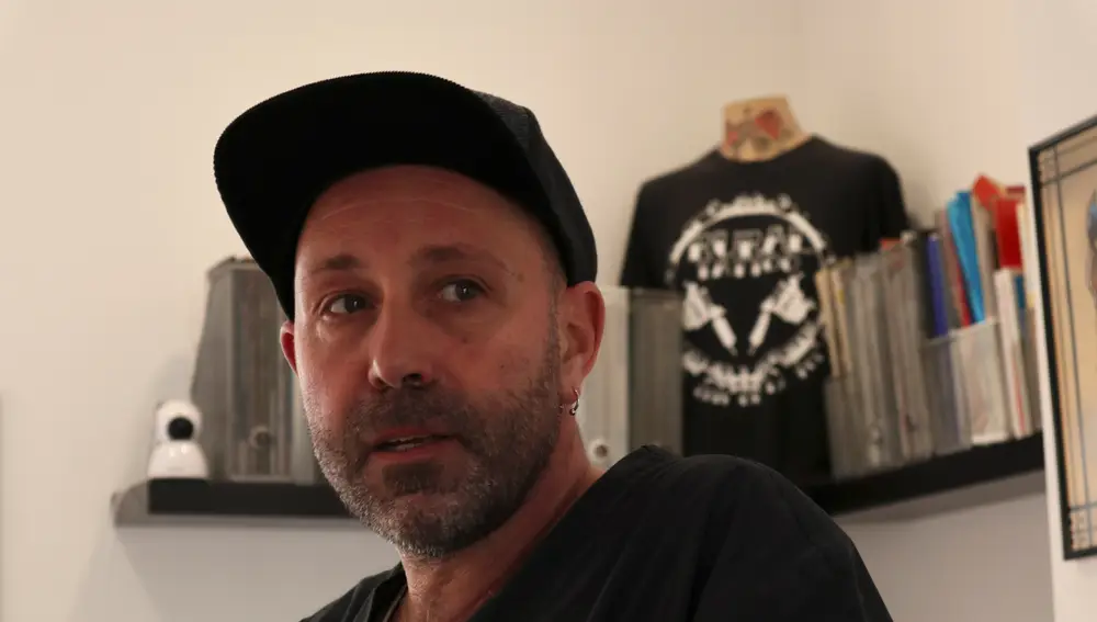 El tatuador Pedro Ferrero, dueño de "Rural Tatoo", posa en su local en Santa Cristina de la Polvorosa, un pueblo de unos mil habitantes en la provincia de Zamora