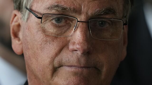 El presidente brasileño, Jair Bolsonaro, observa después de hablar desde su residencia oficial en el Palacio Alvorada en Brasilia