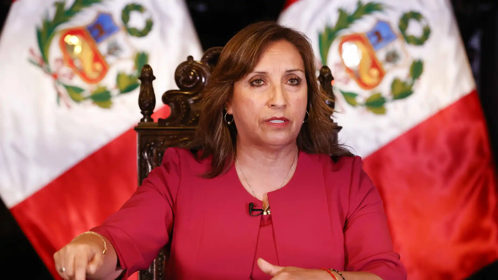 Fotografía cedida por la Presidencia del Perú que muestra a la mandatario Dina Boluarte durante un mensaje televisado a la nación, este domingo, en Lima (Perú)