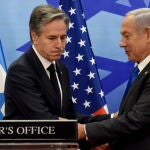 El secretario de Estado Anthony Blinken da la mano al primer ministro israelí, Benjamin Netanyahu, este lunes 30 de enero