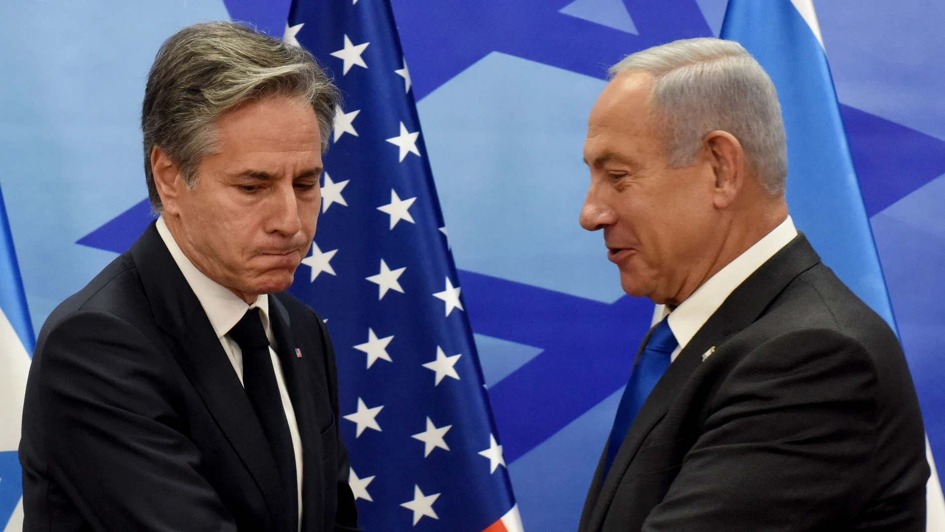 El secretario de Estado Anthony Blinken da la mano al primer ministro israelí, Benjamin Netanyahu, este lunes 30 de enero