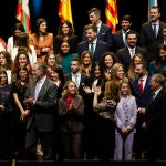 GRAFCAT5557. BARCELONA, 31/01/2023.- El rey Felipe VI (c) durante la foto de familia del acto de entrega de despachos a los 171 nuevos jueces de la 71ª promoción de la Escuela Judicial de Barcelona que se celebra en el Auditorio del Fórum. EFE/Toni Albir