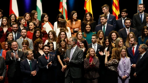 GRAFCAT5557. BARCELONA, 31/01/2023.- El rey Felipe VI (c) durante la foto de familia del acto de entrega de despachos a los 171 nuevos jueces de la 71ª promoción de la Escuela Judicial de Barcelona que se celebra en el Auditorio del Fórum. EFE/Toni Albir
