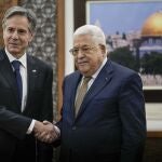 El secretario de Estado de EE UU, Antony Blinken, estrecha la mano del líder palestino, Mahmud Abas, en Ramala