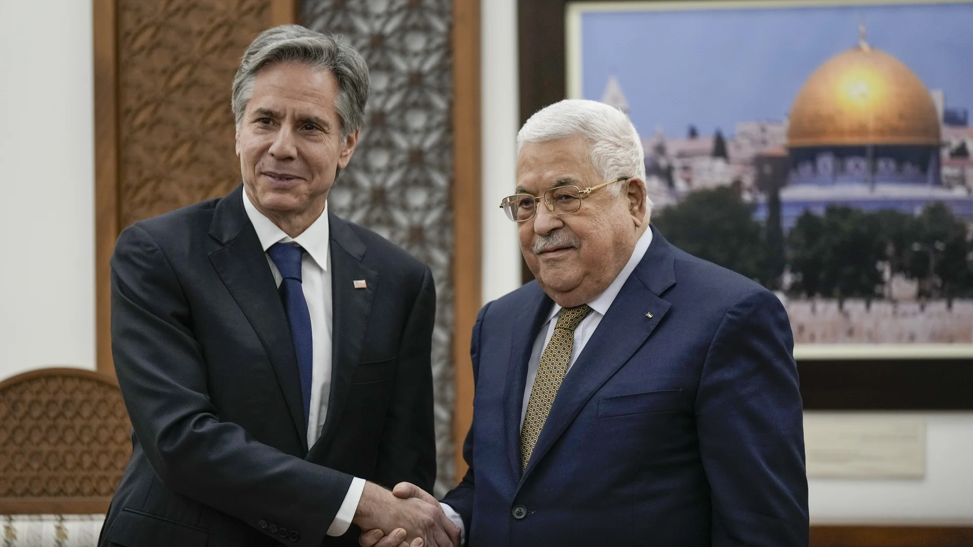 El secretario de Estado de EE UU, Antony Blinken, estrecha la mano del líder palestino, Mahmud Abas, en Ramala