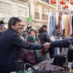 Carlos Mazón ha visitado un mercadillo ambulante de Valencia
