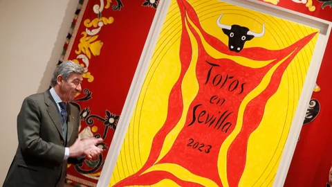 El Teniente de Hermano Mayor de la Real Maestranza, Santiago de León y Domec, aplaude junto al cartel anunciador de la Temporada Taurina 2023
