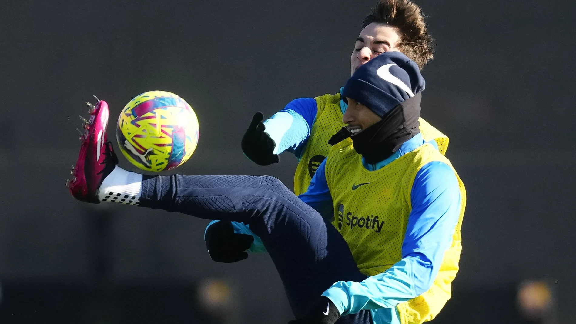 Raphinha controla un balón ante Gavi en el entrenamiento del Barcelona
