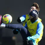 Raphinha controla un balón ante Gavi en el entrenamiento del Barcelona