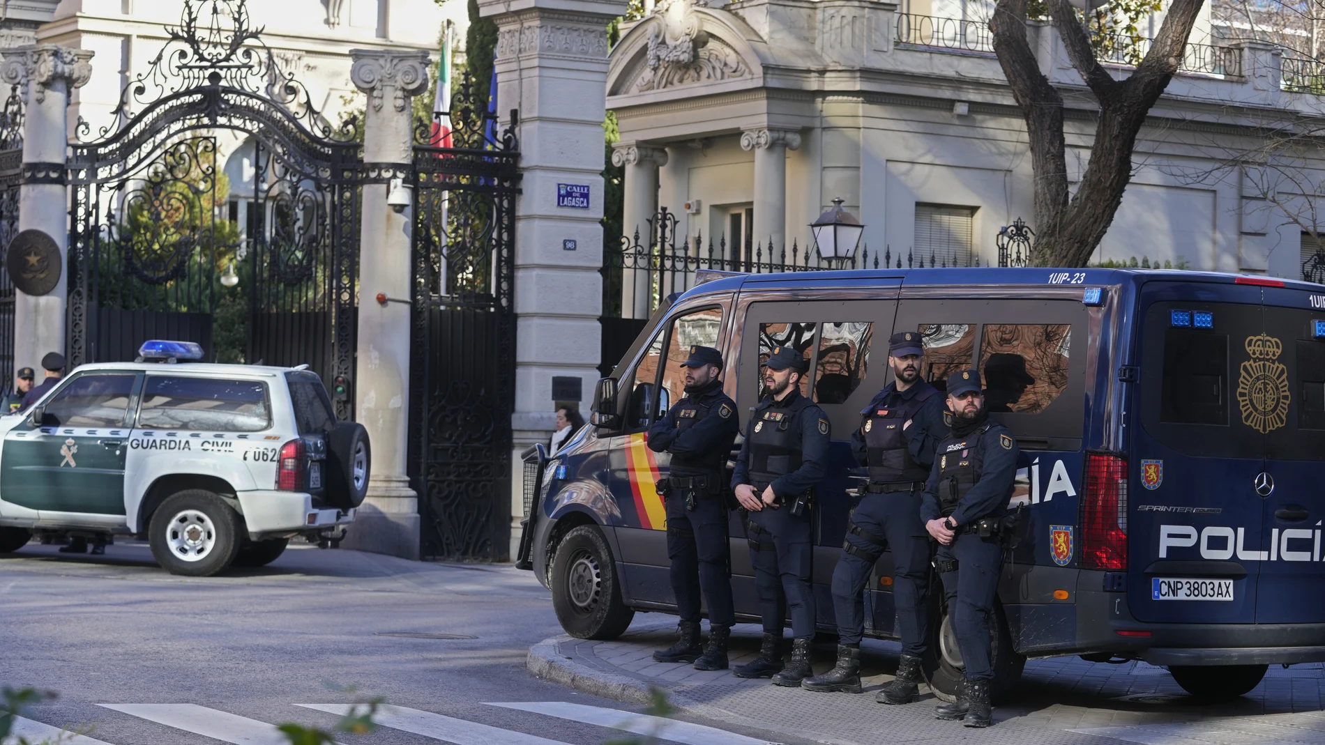 Policías españoles custodian la Embajada de Italia en Madrid