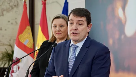 Fernández Mañueco atiende a la prensa junto a la consejera Isabel Blanco