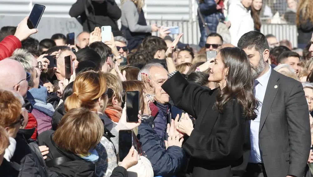 La Reina Letizia se detiene a saludar a la gente en Alicante