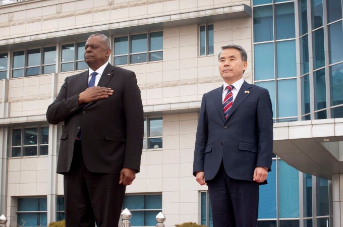 El secretario de Defensa de EE UU, Lloyd Austin, junto al ministro de Defensa de Corea del Sur, Lee Jong Sup