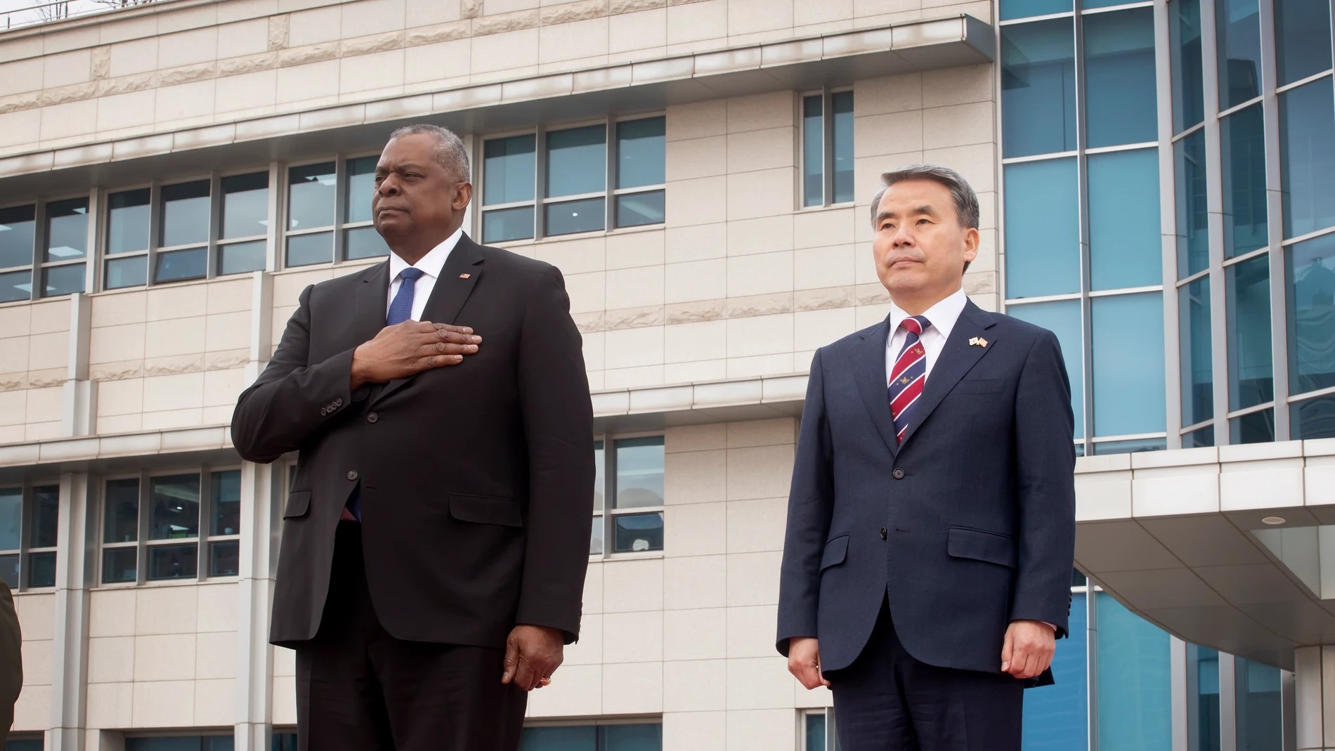 El secretario de Defensa de EE UU, Lloyd Austin, junto al ministro de Defensa de Corea del Sur, Lee Jong Sup