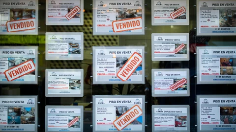 Anuncios de venta y alquiler de viviendas en una inmobiliaria de Usera