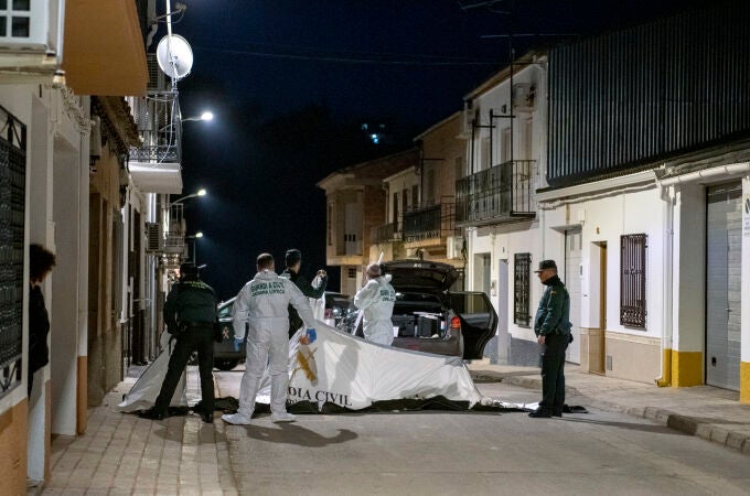 Efectivos de la Guardia Civil en una zona acordonada frente a una vivienda de Villanueva del Arzobispo donde ha sido hallado muerto un matrimonio
