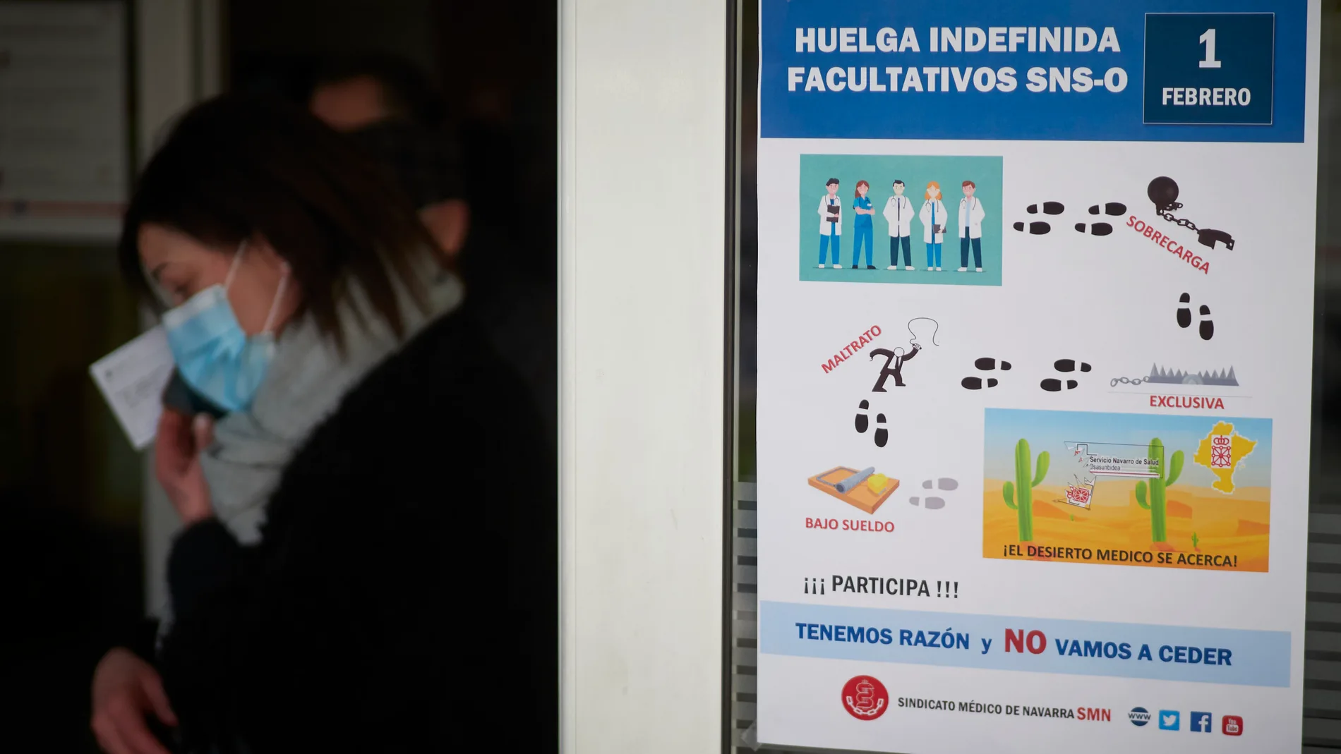 Cartel informativo de la Huelga Indefinida de Facultativos del SNS-O en el Complejo Hospitalario de Navarra el pasado día 1