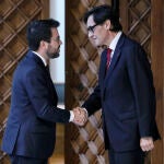 El presidente de la Generalitat, Pere Aragonès, saluda al líder del PSC, Salvador Illa (d), a su llegada al Palau de la Generalitat para la firma del acuerdo