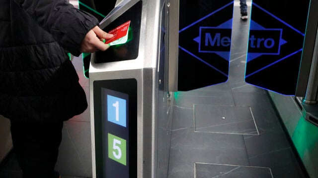 Una persona accede a una estación del metro de Madrid con su tarjeta de transporte de la Comunidad de Madrid