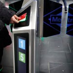 Una persona accede a una estación del metro de Madrid con su tarjeta de transporte de la Comunidad de Madrid