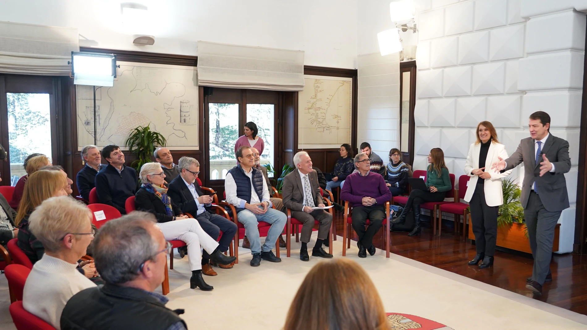 El presidente de la Junta, Alfonso Fernández Mañueco, junto a la consejera Rocío Lucas, mantiene un encuentro con profesores y maestros honoríficos de la Comunidad