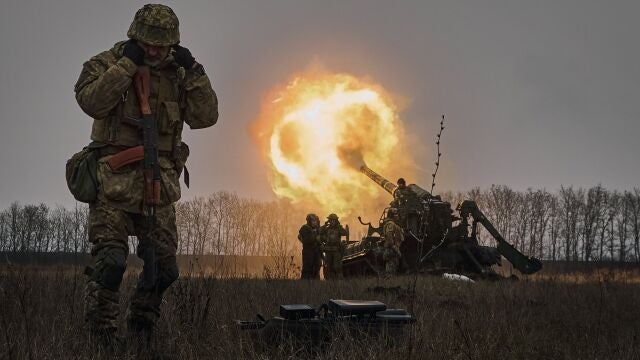 Soldados ucranianos disparan un sistema de artillería Pion contra posiciones rusas cerca de Bajmut, región de Donetsk
