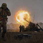 Soldados ucranianos disparan un sistema de artillería Pion contra posiciones rusas cerca de Bajmut, región de Donetsk