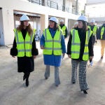 La consejera de Movilidad y Transformación Digital, María González Corral, visita las obras de la estación de autobuses de León, acompañada, entre otras, por Ester Muñoz