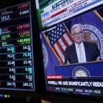 El presidente de la Fed, Jerome Powell, aparece en un monitor en la Bolsa de Nueva York