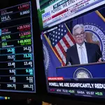 El presidente de la Fed, Jerome Powell, aparece en un monitor en la Bolsa de Nueva York