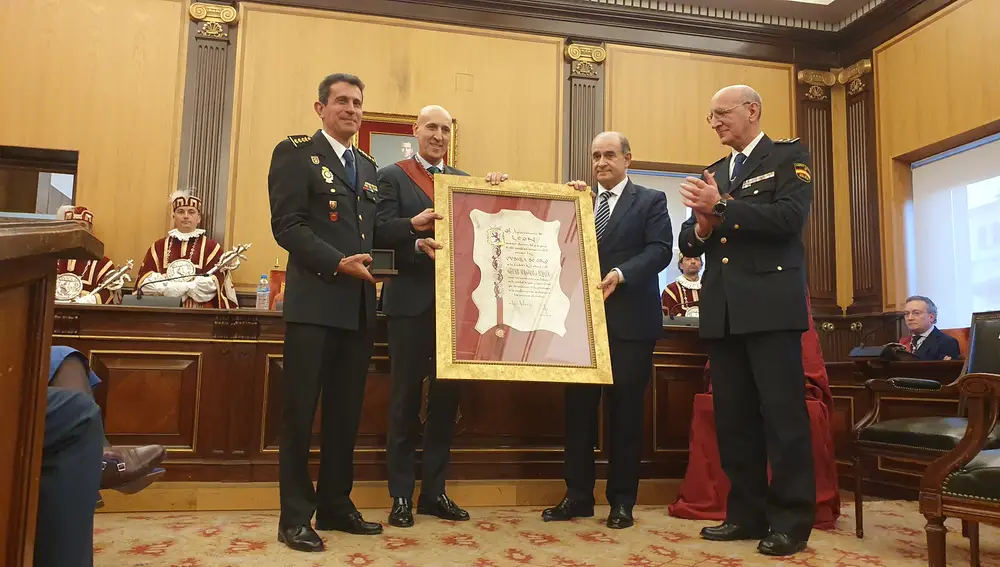 Medalla de Oro de León a la Policía Nacional