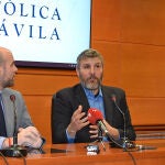 El director de la Cátedra UCAV-CONFAE y director de la Escuela de Negocios Ávila Business School, Ricardo Reier; y el presidente de CEOE Ávila, Diego Díaz, presentan la Cátedra