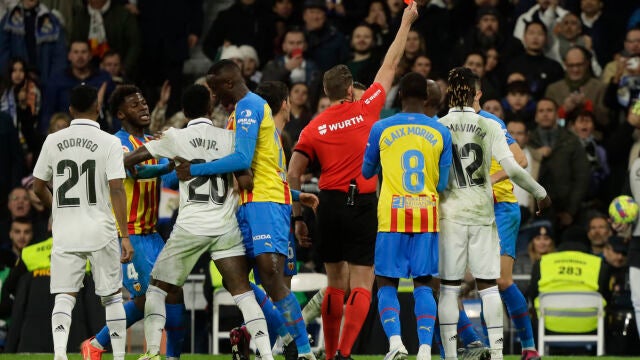 Alberola Roja muestra la roja a Gabriel Paulista tras su dura patada a Vinicius