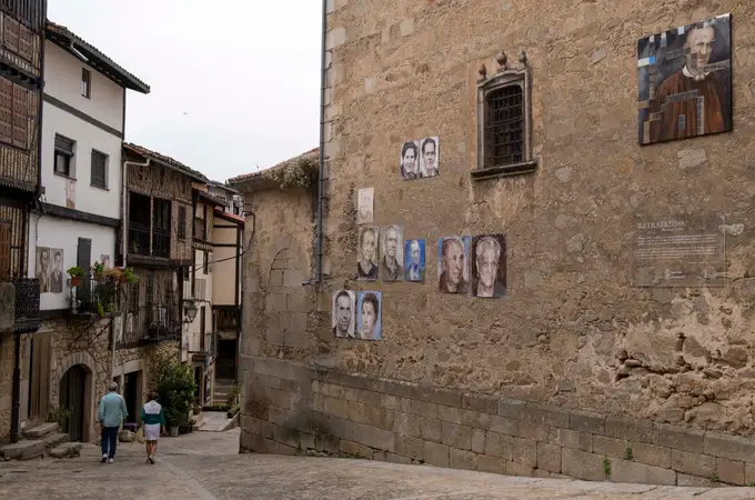 El sorprendente pueblo que cuenta con más de 800 retratos de sus vecinos en las fachadas de sus casas