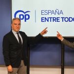 El coordinador general del PP, Elías Bendodo y el portavoz de campaña, Borja Sémper presentan el lema de precampaña en la sede nacional del partido