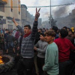 Manifestantes palestinos queman neumáticos durante las protestas de este jueves en Beit Lahia