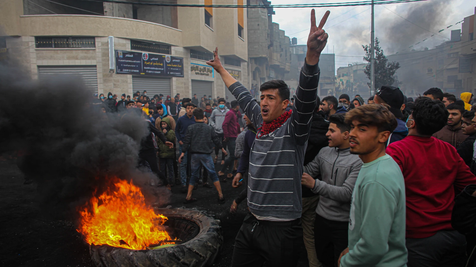 Manifestantes palestinos queman neumáticos durante las protestas de este jueves en Beit Lahia