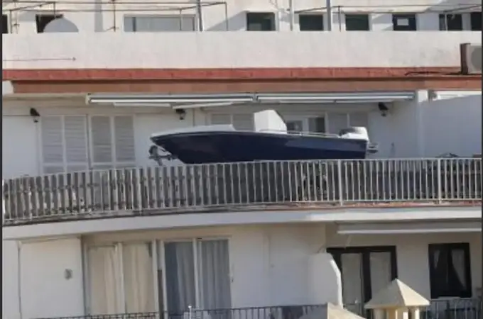 Un vecino de Menorca aparca su lancha en el balcón de un tercer piso para ahorrarse el amarre