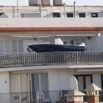 La lancha cómodamente aparcada en un tercer piso de Es Castell en Menorca