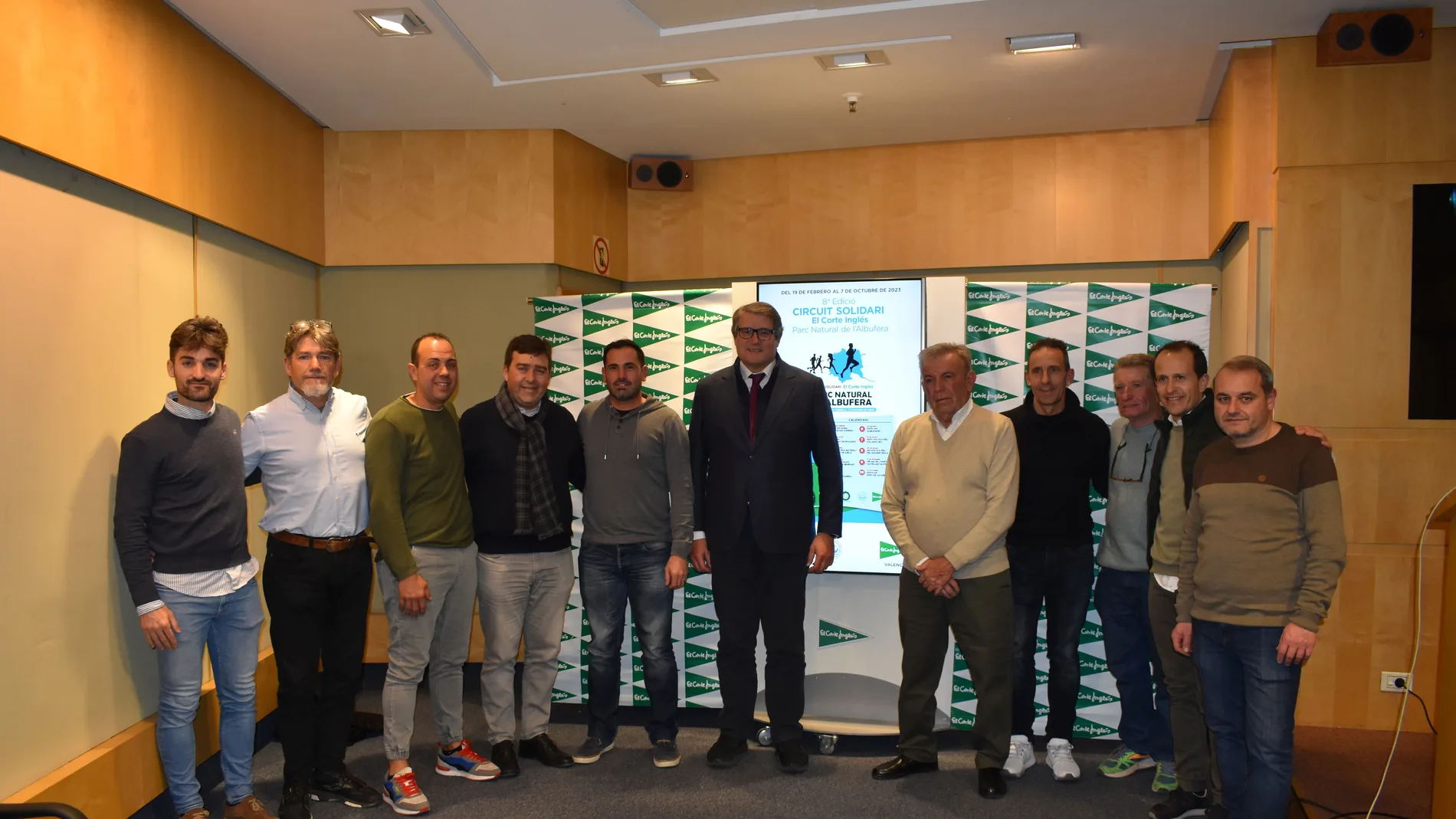 Representantes de los clubes junto a Jaume Serra, presidente del Banco de Alimentos de Valencia; Ximo Ventura y José Llop, organizadores del Circuit, y Pau Pérez Rico, director regional de Comunicación, Sostenibilidad y Relaciones Institucionales de El Corte Inglés