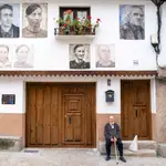 Calles de Mogarraz con los retratos en sus fachadas