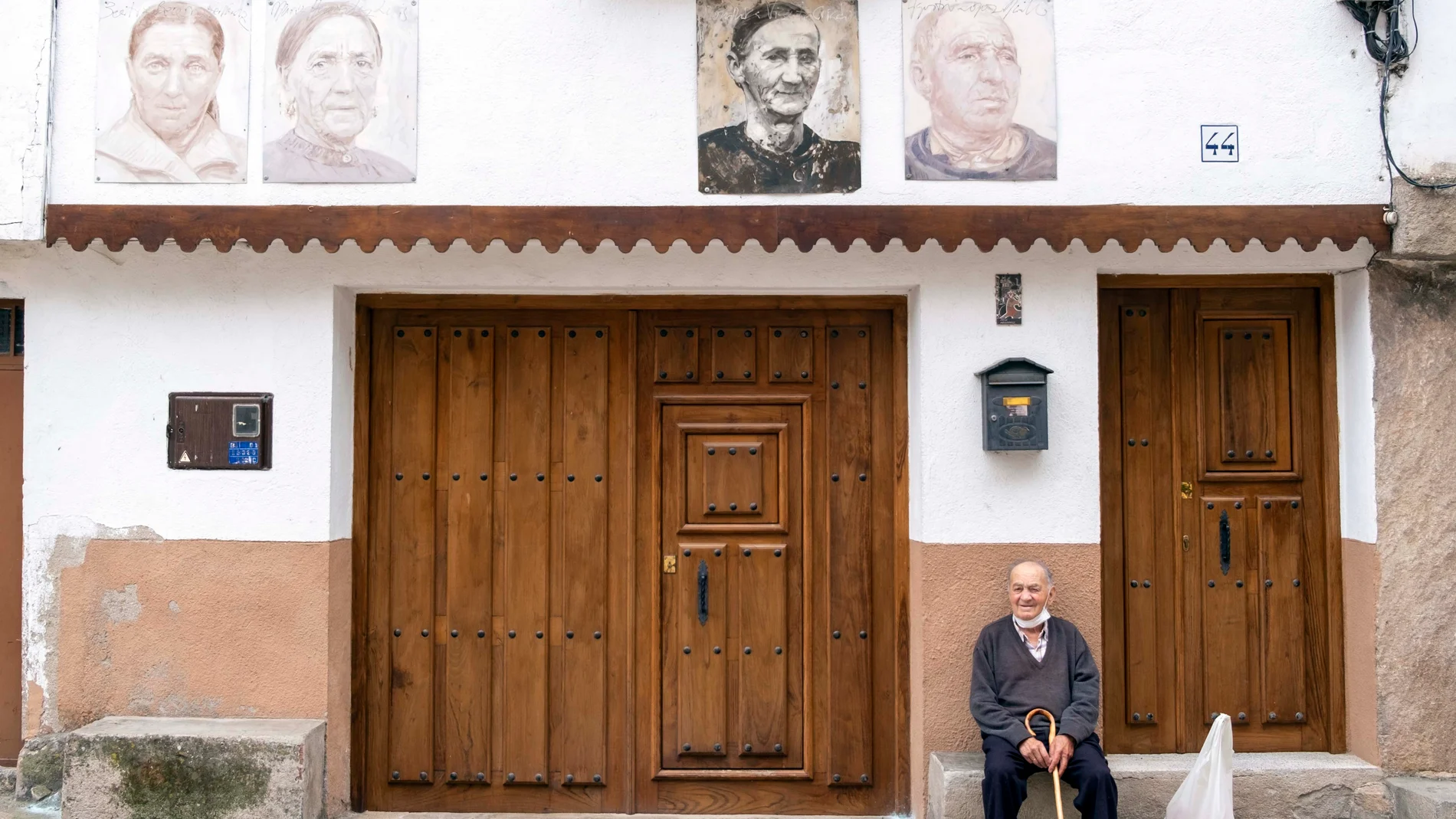 Calles de Mogarraz con los retratos en sus fachadas