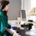 La joven ingeniera leonesa de 25 años Carmen Salvadores Fernández forma parte destacada del grupo de investigadores de la Universidad pública de Londres (University College London) que ha diseñado un guante inteligente que incorpora sensores y que ya ha demostrado su utilidad para ayudar en partos complicados, al detectar la posición del feto, aunque sus creadores consideran que sus aplicaciones pueden tener mucho más recorrido en la sanidad