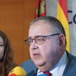 El consejero de Sanidad, Alejandro Vázquez, atiende a los medios junto a la delegada Ester Muñoz