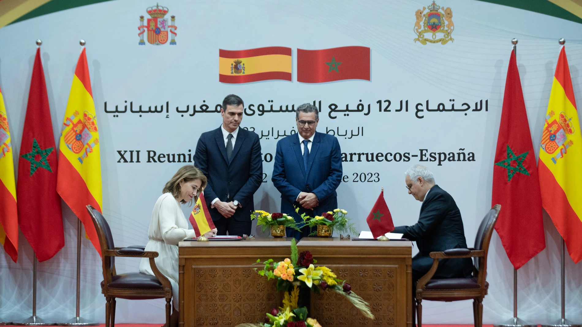 Raquel Sánchez; Pedro Sánchez; Aziz Akhannouch; y Nizar Baraka, durante el acto de firma de acuerdos tras la XII Reunión de Alto Nivel Marruecos-España