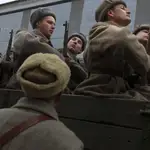 Hombres con uniforme de soldados del Ejército Rojo asisten a un desfile que conmemora el 80 aniversario de la victoria soviética en la batalla de Stalingrado