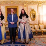 La alcaldesa de Segovia, Clara Martín, entrega, simbólicamente, el bastón de mando de la ciudad, a las alcaldesas de Zamarramala 2023, Berta Mateo y Cristina Mateo, con motivo de la fiesta de Santa Águeda