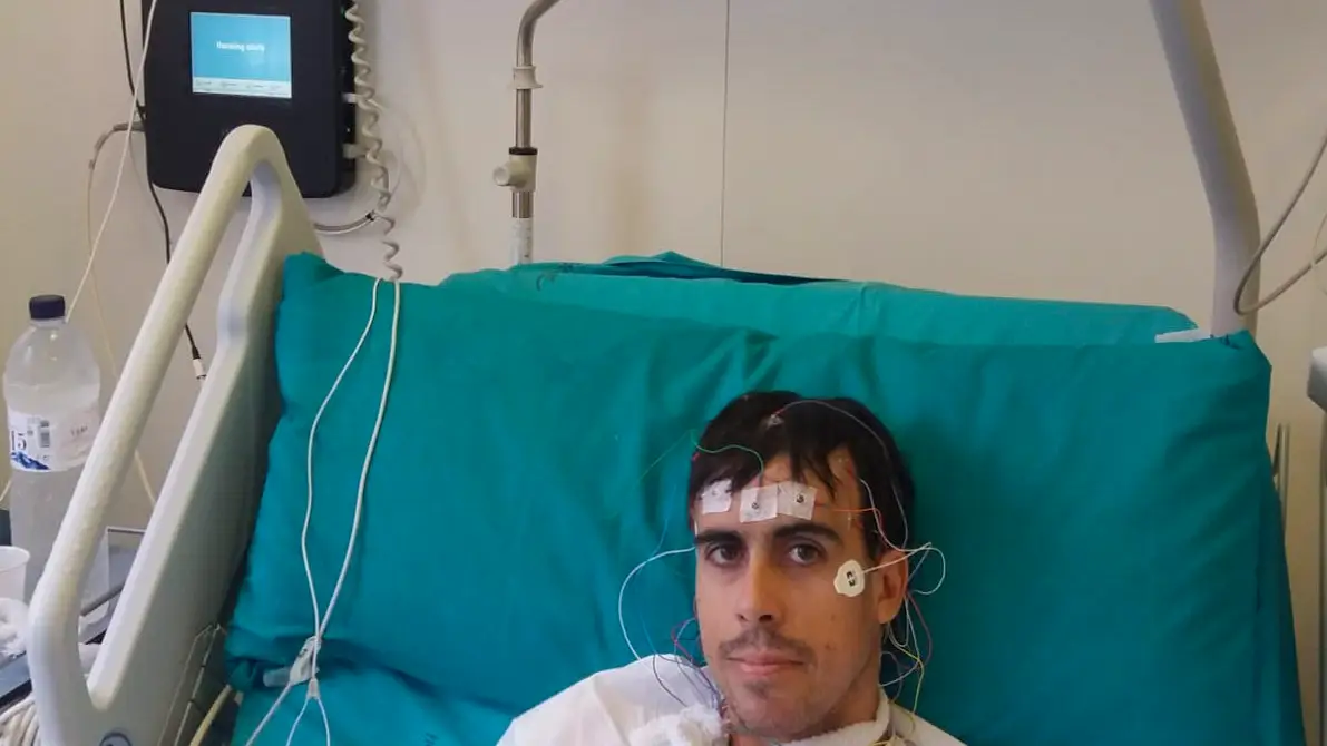 Daniel Barrios es un vallisoletano de 38 años que ha recorrido, desde los 11, hospitales cada vez más lejanos para doblar el brazo al cáncer, con cuatro tumores cerebrales que han propiciado que actualmente le falte una parte del cerebro, aunque la otra la tiene &quot;más o menos bien&quot;, según ironiza y relata en un entrevista a EFE