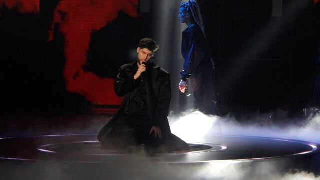 El cantante José Otero, durante su actuación en la segunda semifinal del BenidormFest 2023 que se celebra este jueves en la localidad alicantina