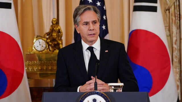 El secretario de Estado estadounidense Antony Blinken se dirige a los medios de comunicación durante su visita a Corea del Sur